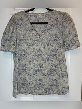 JODIFL Blue and Cream Floral V-Neck Puff Sleeve Blouse